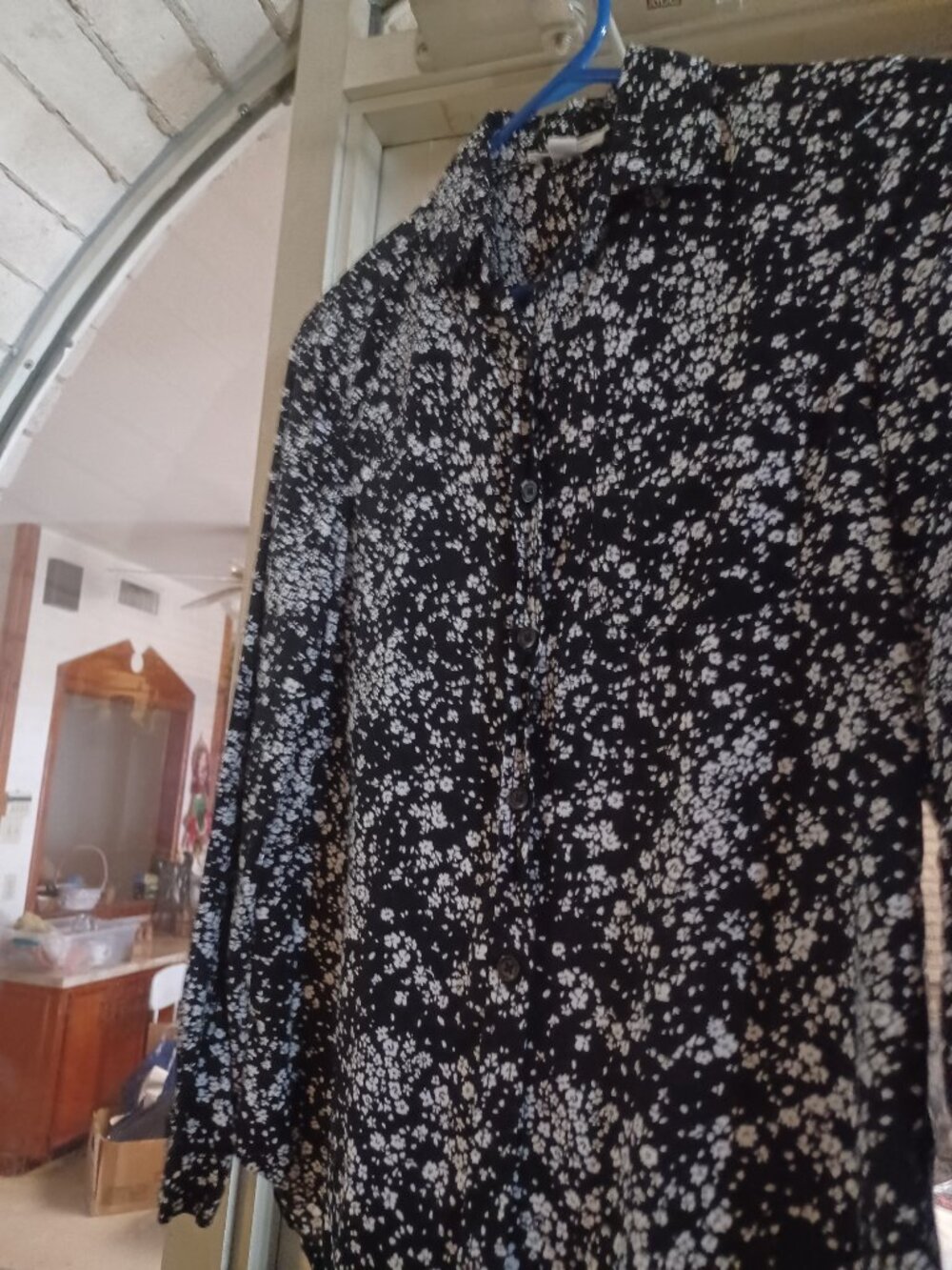 Beach Lunch Lounge Women's Long Sleeve Button-Up Blouse XS Black & White Flowers